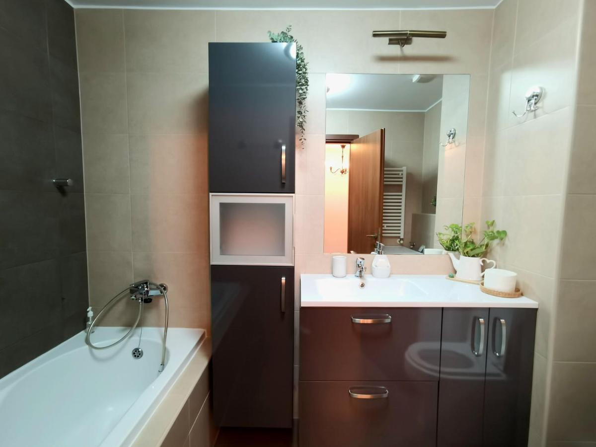 בוקרשט Cosy Boutique 61 Sqm Apartment - Private Parking - Ten Blocks Residence מראה חיצוני תמונה